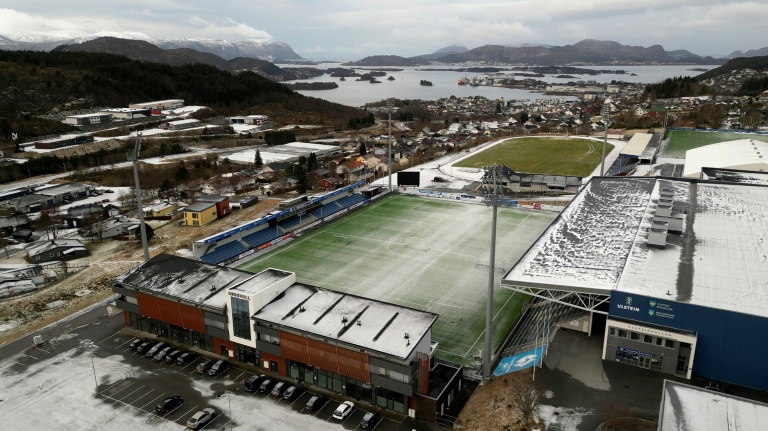 Cette capture d'écran d'une vidéo de drone montre une vue aérienne du stade d'Ulsteinvik, où le champion olympique norvégien du 400 m haies Karsten Warholm s'est entraîné lorsqu'il était adolescent, prise le 4 février 2024 à Ulsteinvik, en Norvège.