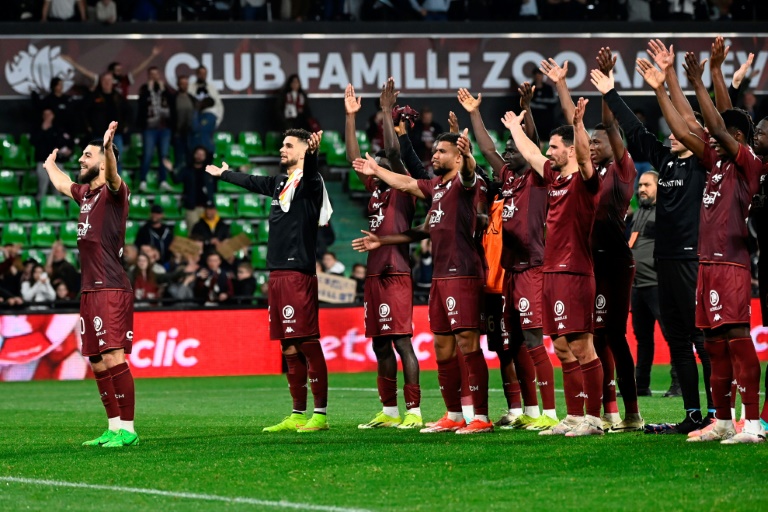 La joie des Messins, partagée avec leurs supporters, après la victoire contre Lens (2-1), le 12 avril 2024 à Metz