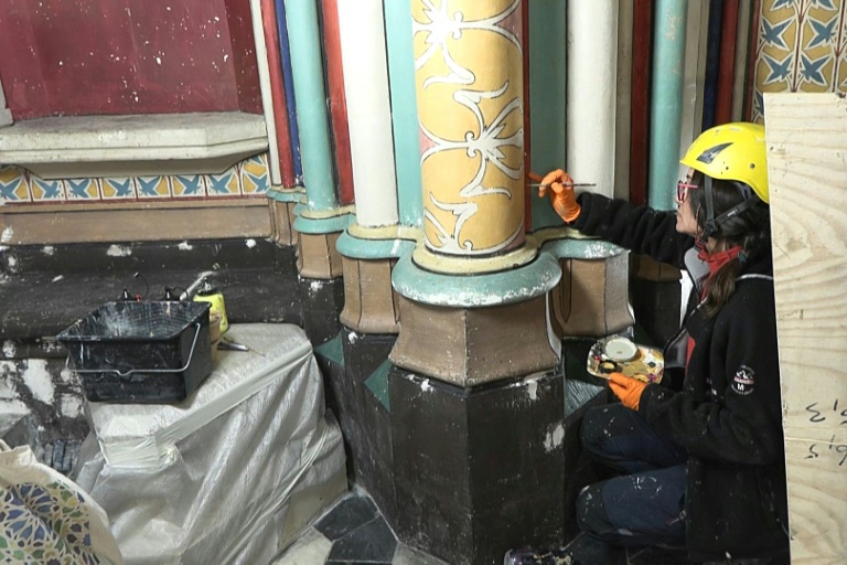 Image tirée d'une vidéo de l'AFP, le 11 avril 2024, montrant la restauration des peintures des piliers de Notre-Dame de Paris, cinq ans après l'incendie qui l'a dévastée