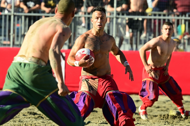 Un joueur de l'équipe rouge lors d'un match de calcio storico fiorentino le 11 juin 2021 à Florence