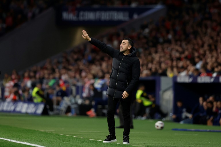L'entraîneur espagnol du FC Barcelone, Xavi, lors d'un match du Championnat d'Espagne contre  l'Atlético Madrid le 17 mars 2024 à Madrid