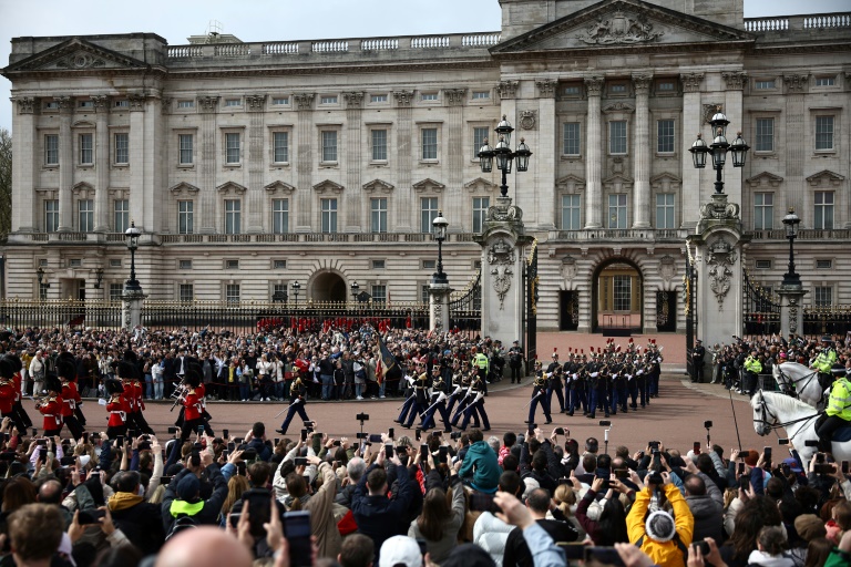 Des membres de la Garde républicaine de gendarmerie française défilent derrière les membres de la fanfare des Grenadier Guards de l'armée britannique après avoir participé à une cérémonie spéciale de relève de la garde au palais de Buckingham, le 8 avril 2024 à Londres, pour le 120e anniversaire de l'Entente cordiale