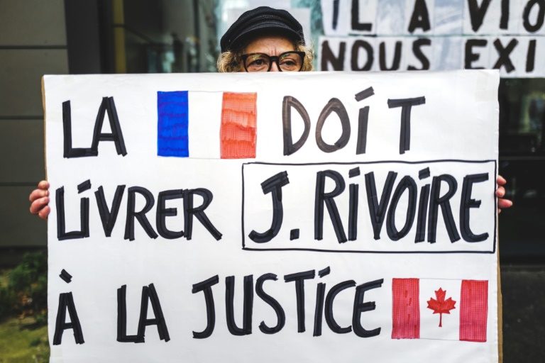 Une manifestante lors d'un rassemblement pour demander l'extradition du père Rivoire, à Lyon, en France, le 16 janvier 2023