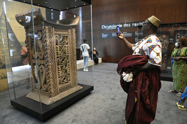 Le trône de cérémonie du roi Ghezo, l'un des objets pillés par les soldats coloniaux français restitués et exposés au grand public lors d'une exposition à la présidence de Cotonou,  le 20 février 2022 au Bénin