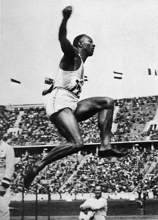 L'Américain Jesse Owens au saut en longueur aux JO de Berlin, le 4 août 1936