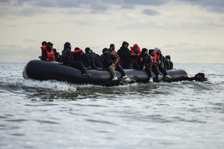 Des migrants candidats à la traversée de la Manche montent à bord d'une embarcation le 26 avril 2024 à Gravelines, dans le Nord