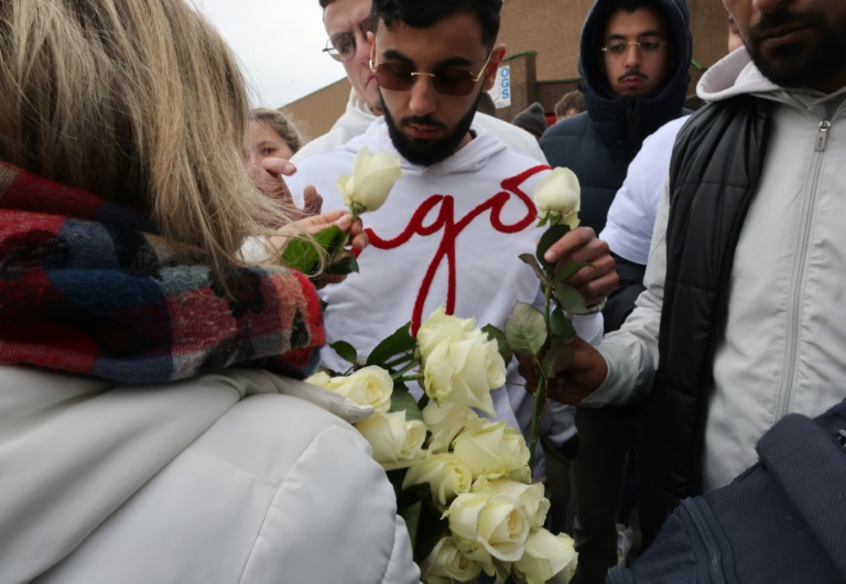 Des personnes rassemblées pour une marche blanche en hommage à Philippe, victime d'une agression mortelle, le 19 avril 2024 à Grand-Synthe, dans le Nord