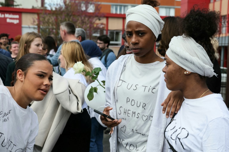 Des participants à la marche blanche en mémoire de Shemseddine le 12 avril 2024 à Viry-Châtillon, en Essonne