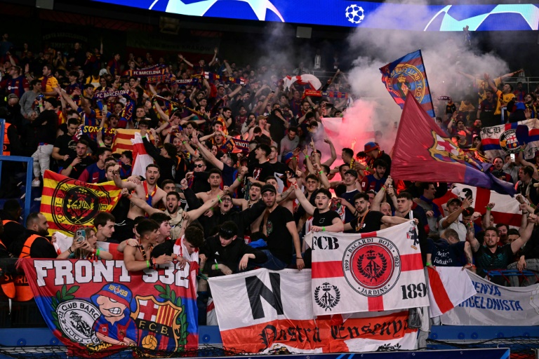 La joie des supporters barcelonais après la défaite du Paris SG face au FC Barcelone (3-2) en quart de finale aller de Ligue des champions, le 10 avril 2024 à Paris