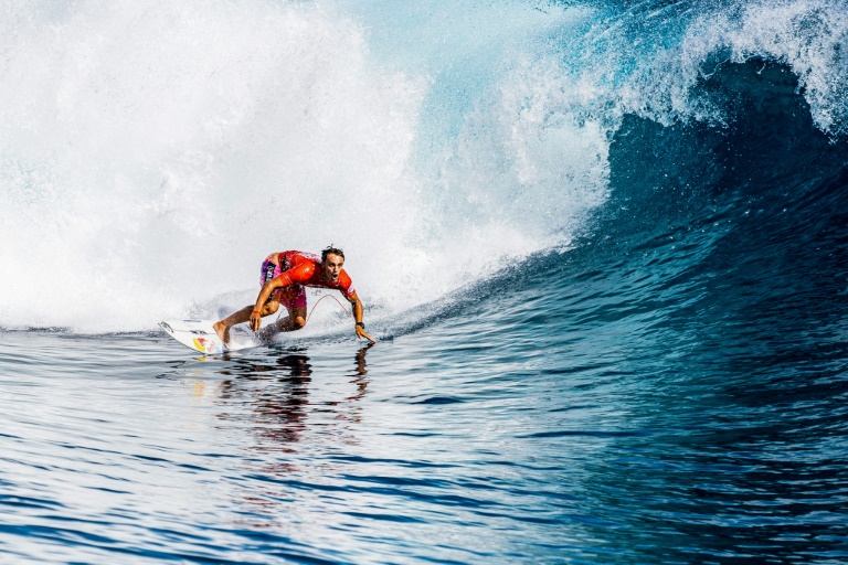 Le surfeur français Kauli Vaast à Teahupoo, le 19 août 2022