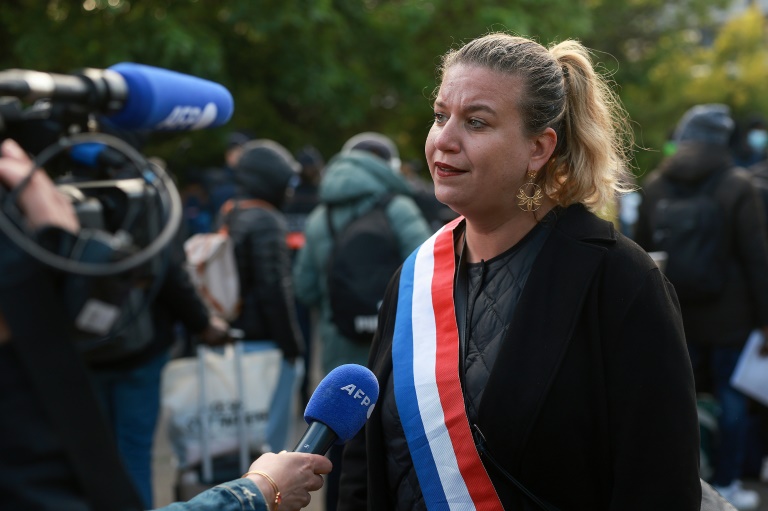 La présidente du groupe La France insoumise (LFI) à l'Assemblé nationale, Mathilde Panot, assiste à l'évacuation d'un squat, à Vitry-sur-Seine (Val-de-Marne), le 17 avril 2024