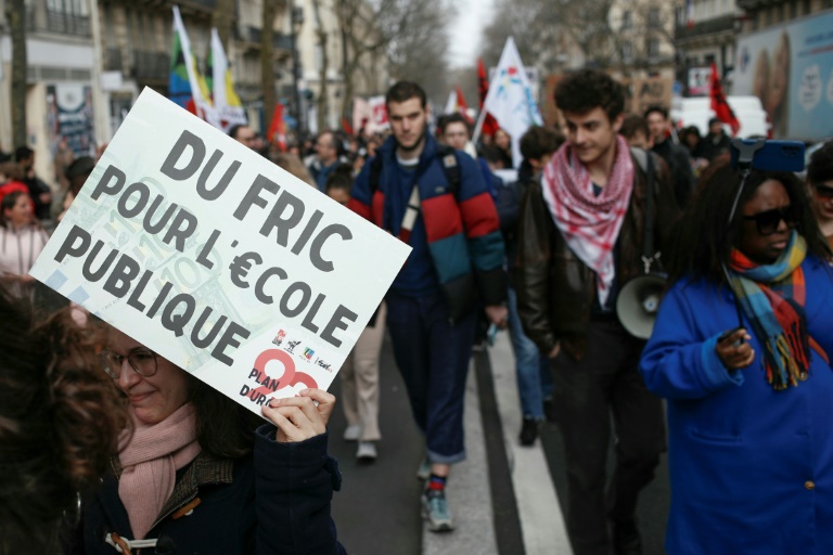 Manifestation pour dénoncer la politique éducative actuelle et exiger des fonds supplémentaires pour les écoles publiques, le 7 mars 2024 à Paris