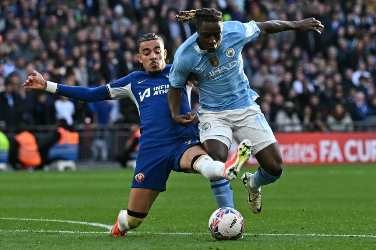 L'attaquant de Manchester City Jeremy Doku (d) taclé par le défenseur de Chelsea Malo Gusto en demi-finale de la Coupe d'Angleterre, le 20 avril 2024 au stade de Wembley à Londres