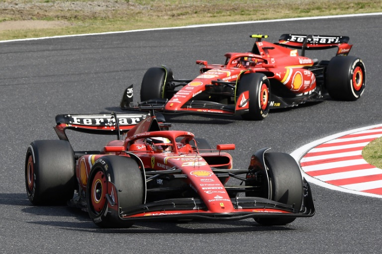 Les monoplaces Ferrari de Charles Leclerc (devant) et Carlos Sainz Jr  sur le circuit de Suzuka, le 7 avril 2024