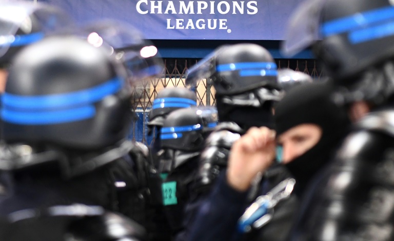 Des unités anti-émeutes de la police française sont postées près du Parc des Princes, à Paris le 11 décembre 2019