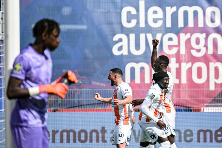 Tanguy Coulibaly (2eD) félicité par ses coéquipiers après avoir égalisé pour Montpellier à Clermont, le 14 avril 2024