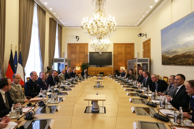 Le ministre de la Défense Sébastien Lecornu (5e g) et son homologue allemand Boris Pistorius (6e d), lors d'une réunion à Paris, le 26 avril 2024