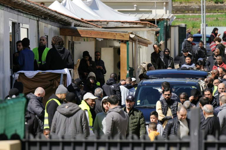 Les funérailles de Shemseddine, à la mosquée de Savigny-sur-Orge, près de Paris, le 9 avril 2024