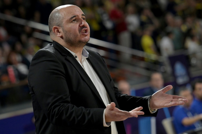 Le coach de Villeneuve d'Ascq, Rachid Meziane, lors de la finale de l'Euroligue féminine de basket perdue face au Fenerbahçe le 14 avril 2024 à Mersin