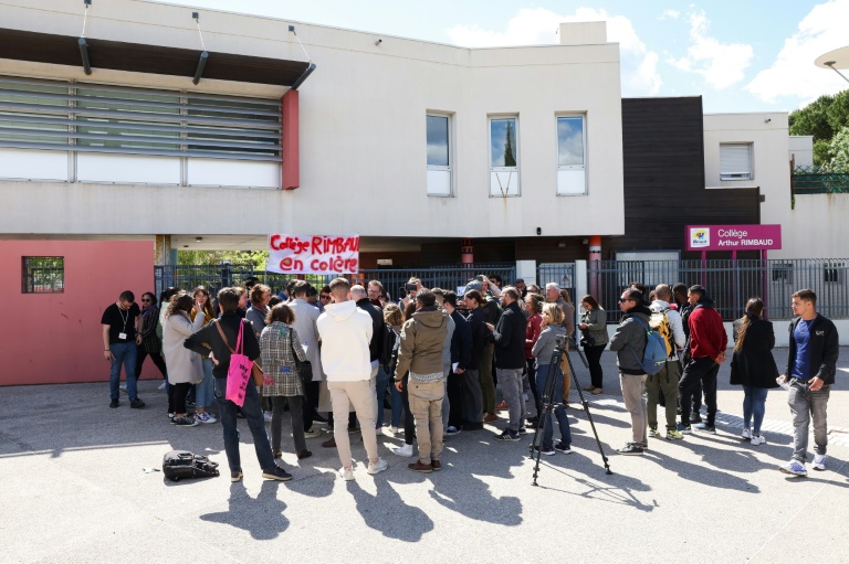 Des professeurs en grève sont rassemblés le 22 avril 2024 devant le collège Arthur-Rimbaud de Montpellier