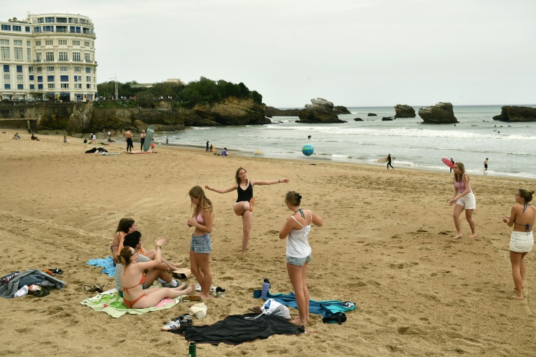 Des jeunes jouent au foot sur La Grande Plage de Biarritz, le 6 mars 2024