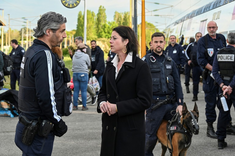 La sous-préfète de Calais, Agathe Cury, s'entretient avec un policier à la gare des Fontinettes, à Calais, le 29 avril 2024
