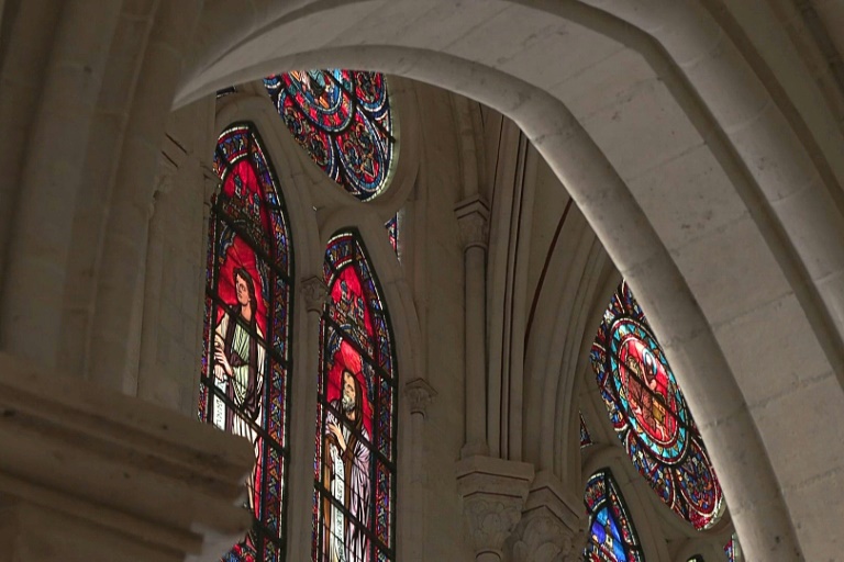Image tirée d'une vidéo de l'AFP, le 11 avril 2024, montrant les vitraux de Notre-Dame pendant les travaux de restauration, cinq ans après l'incendie qui l'a dévastée