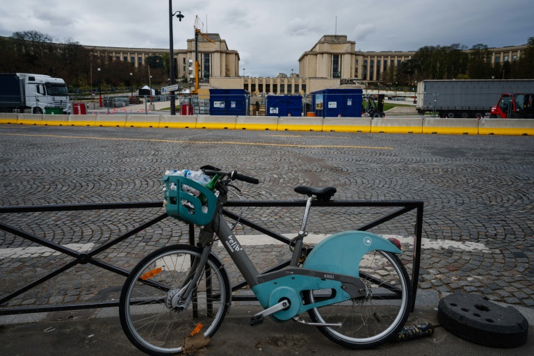Un vélo sur la place du Trocadéro à Paris, le 27 mars 2024