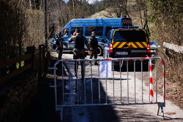 Des gendarmes sécurisent un périmètre autour du village du Haut-Vernet deux jours après la découverte d'ossement du petit Emile porté disparu l'été dernier, le 2 avril 2024 dans les Alpes-de-Haute-Provence