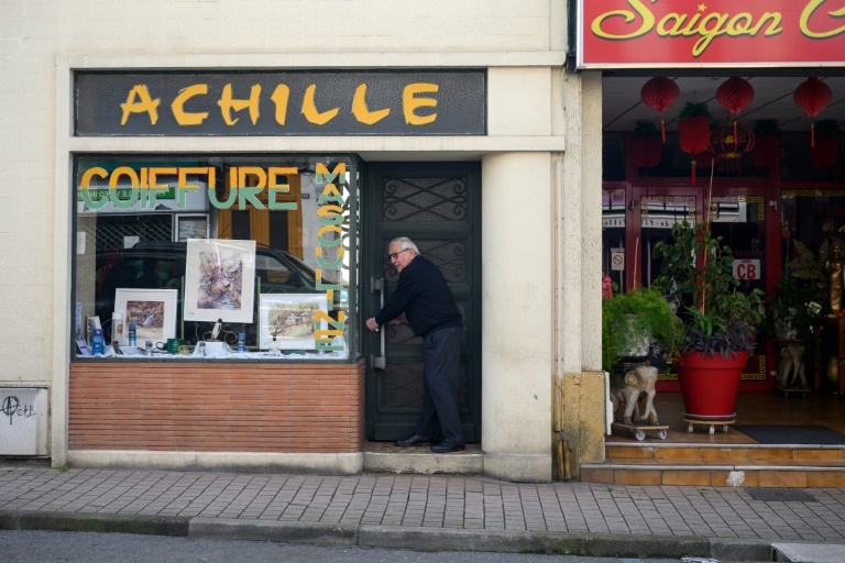 Le coiffeur Roger Amilhastre, âgé de 90 ans, ferme son salon à Saint-Girons, en Ariège, le 16 avril 2024