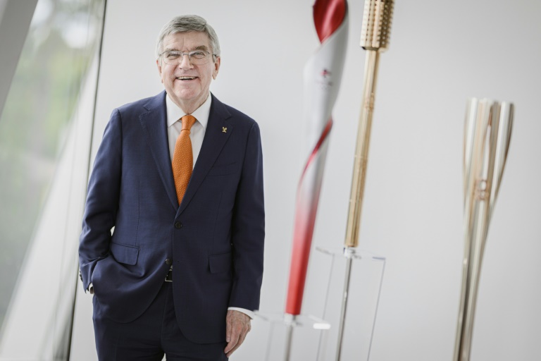 Le président du Comité international olympique, Thomas Bach, pose après une interview avec l'Agence France Presse, au siège du CIO à Lausanne, le 26 avril 2024
