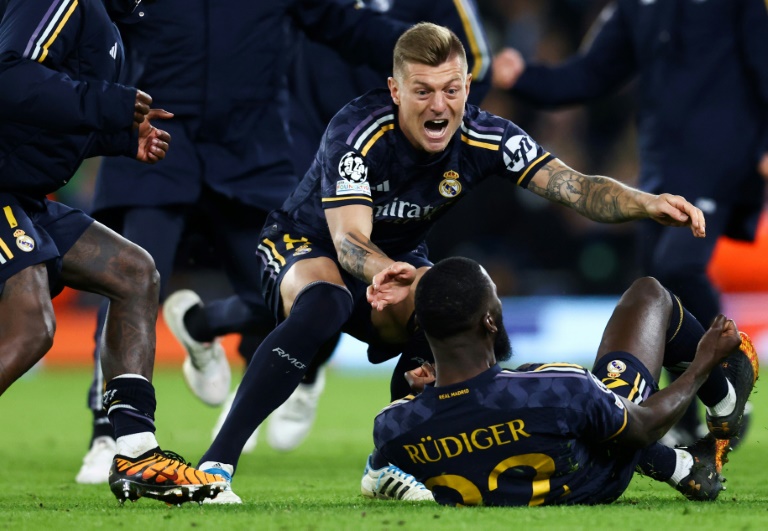 Le Real Madrid s'est qualifié aux tirs au but en quart de finale contre Manchester City. Toni Kroos félicite Antonio Rüdiger, auteur du tir au but gagnant.