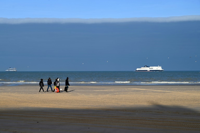 Des migrants sur une plage de Sangatte, dans le Pas-de-Calais, après avoir échoué à traverser illégalement la Manche pour atteindre la Grande-Bretagne, le 15 décembre 2023