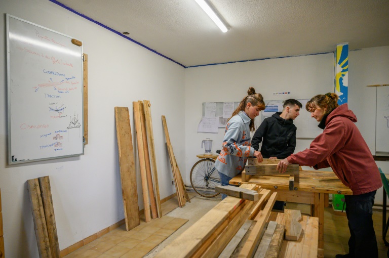 Des élèves lors d'un atelier de menuiserie à l'école de la transition écologique (ETRE) de Lahage, près de Toulouse, le 18 avril 2024
