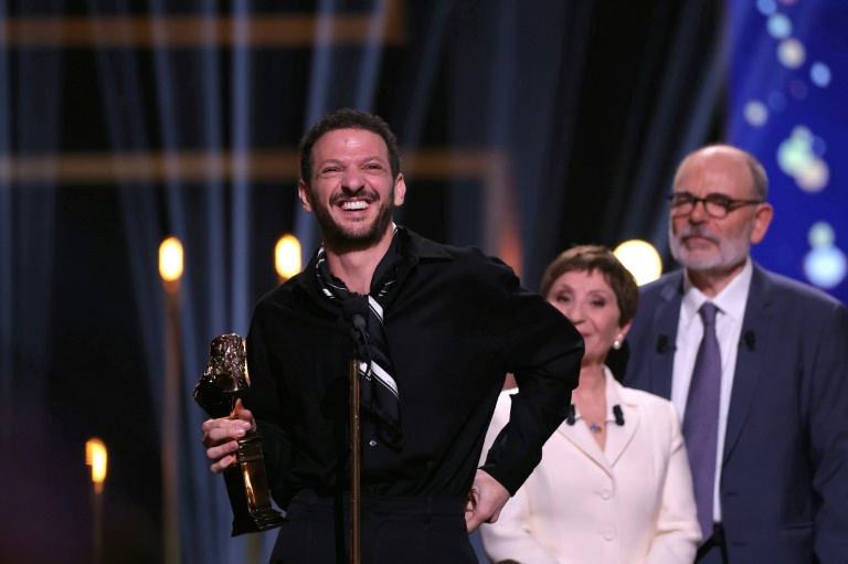 L'acteur français Vincent Dedienne reçoit le Molière du meilleur comédien dans un spectacle de théâtre privé, lors de la 35e cérémonie des Molières, au théâtre des Folies Bergeres à Paris, le 6 mai 2024