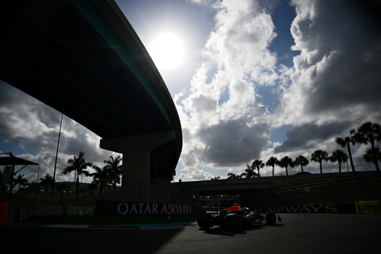 Le Néerlandais Max Verstappen des Pays-Bas conduisant la Oracle Red Bull Racing RB20 lors du Grand Prix F1 de Miami à l'autodrome international de Miami, en Floride, le 05 mai 2024