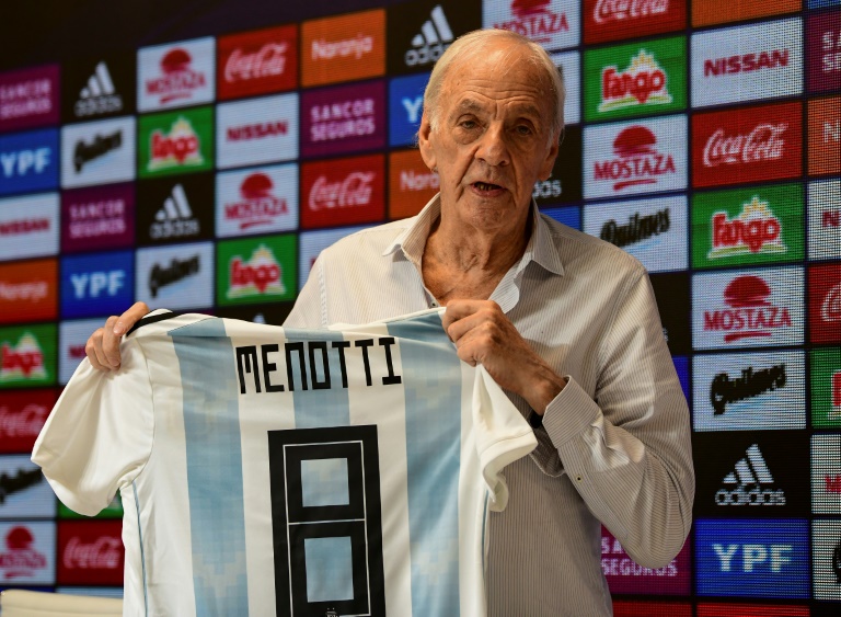 Cesar Luis Menotti, sélectionneur de l'Argentine lors de son premier titre de championne du monde en 1978, présente un maillot de l'équipe nationale floqué à son nom le 25 janvier 2019 à Buenos Aires