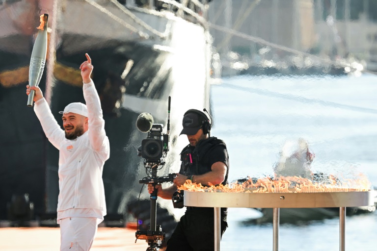Le rappeur Jul a embrasé le premier chaudron olympique lors d'une cérémonie sur le Vieux-Port de Marseille, le 8 mai 2024