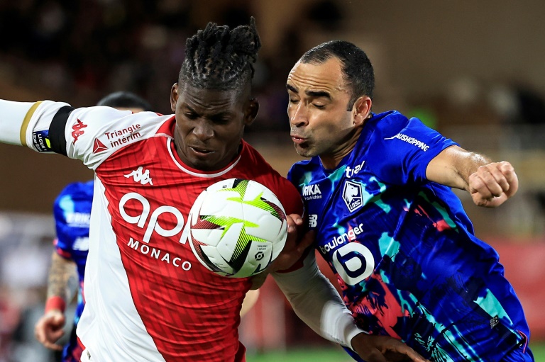 Ismaily avec Lille tente de stopper l'attaquant monégasque Breel Embolo (à gauche) en championnat à Monaco, le 24 avril 2024