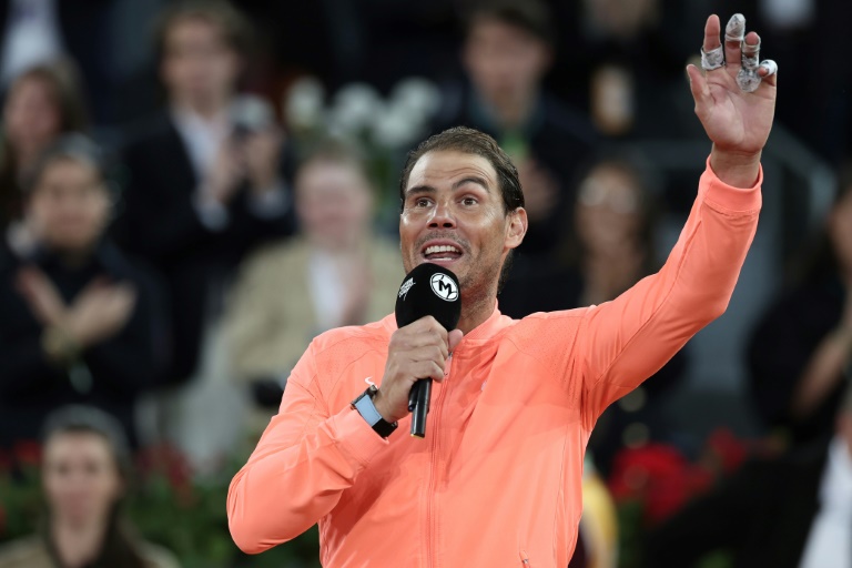 Rafael Nadal s'exprime devant le public de la Caja Magica de Madrid après sa défaite face au Tchèque Jiri Lehecka en huitième de finale du tournoi ATP Masters 1000 tard dans la soirée du 30 avril 2024