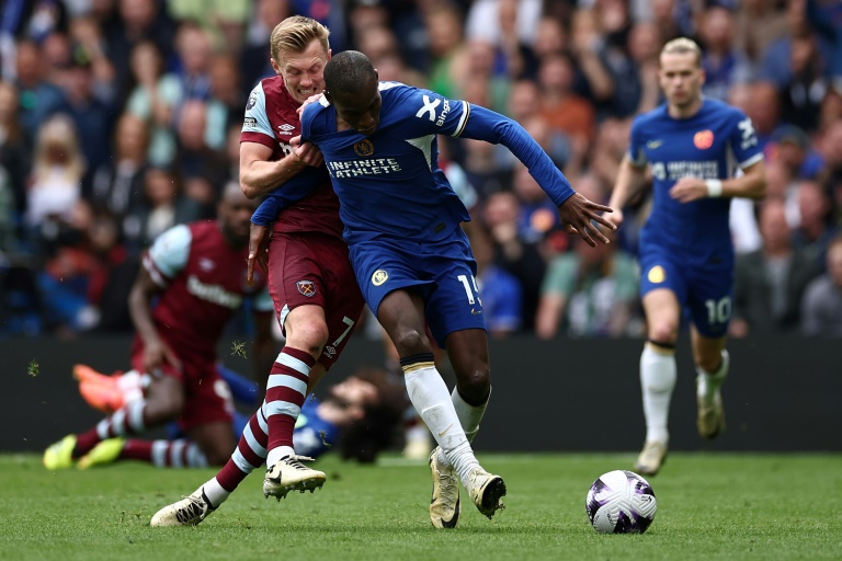 L'attaquant de Chelsea Nicolas Jackson (d) accroché par le milieu de West Ham James Ward-Prowse, le 5 mai 2024 au stade de Stamford Bridge à Londres