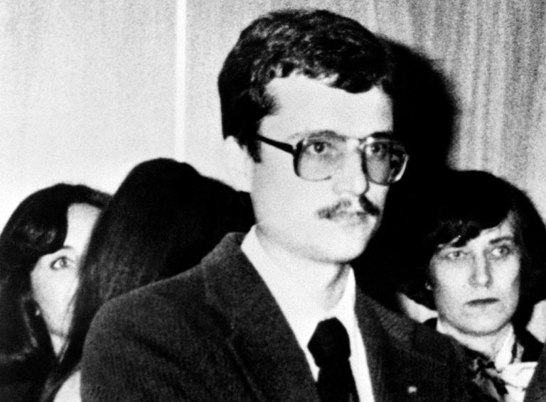 Le juge Renaud van Ruymbeke refuset de répondre aux journalistes au sujet de la lettre de suicide du ministre du Travail Robert Boulin envoyée à l'AFP, le 31 octobre 1979 à Caen