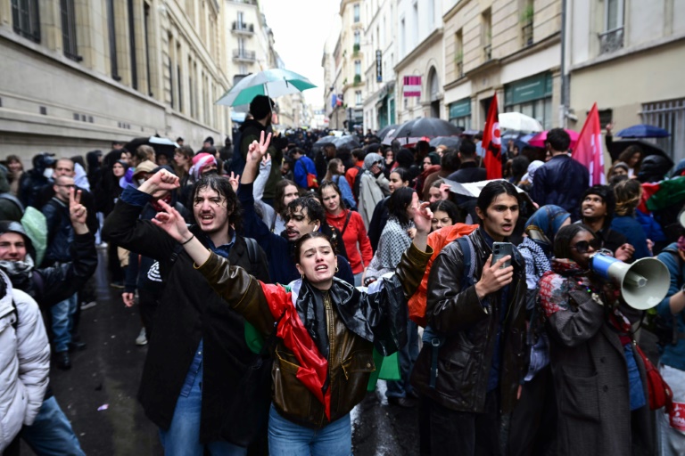 Rassemblement de soutien au peuple palestinien après l'évacuation par la police d'un campement devant l'université de la Sorbonne, à Paris, le 2 mai 2024