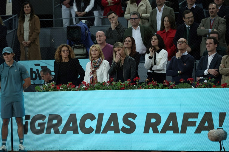 Le clan de Rafael Nadal durant le discours prononcé par le joueur espagnol après sa défaite en 8e de finale du Masters 1000 de Madrid, le 30 avril 2024