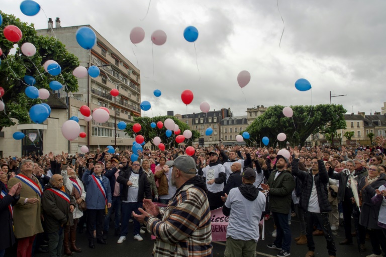 Lâcher de ballons à la fin de la marche blanche en hommage à Matisse le 4 mai 2024 à Châteauroux