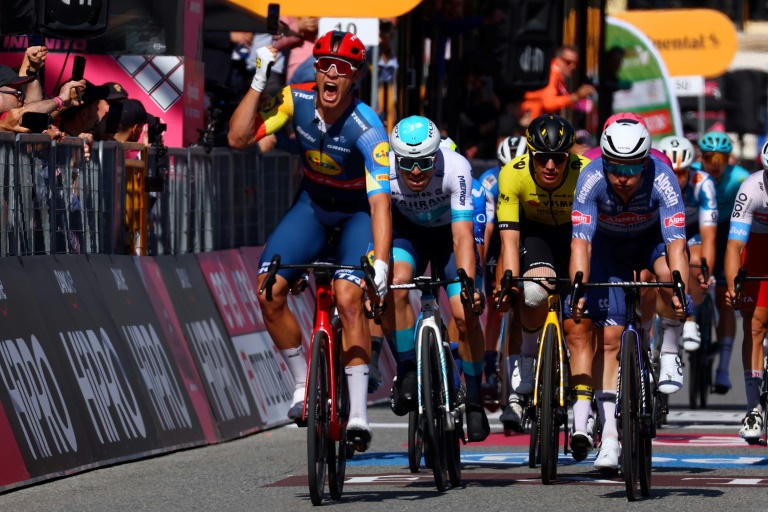 Le cycliste italien  Jonathan Milan lors de sa victoire durant la 4e étape du Tour d'Italie, à Andora, le 7 mai 2024