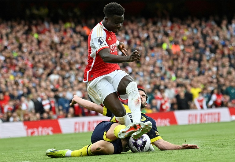 Le milieu d'Arsenal Bukayo Saka échappe à un tacle samedi contre Bournemouth, et marquera dans ce  match de Premier League son 20e but de la saison, toutes compétitions confondues.