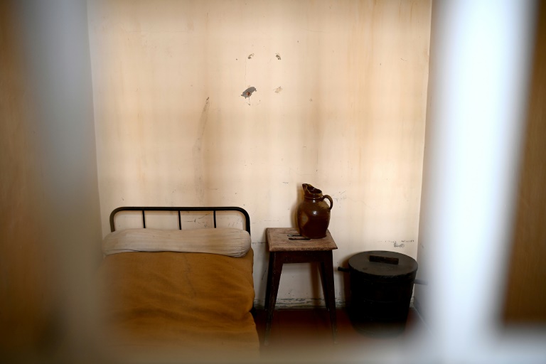 L'une des cellules où étaient enfermées des jeunes filles dans l'école dite de préservation du château de Cadillac, le 26 avril 2024 en Gironde