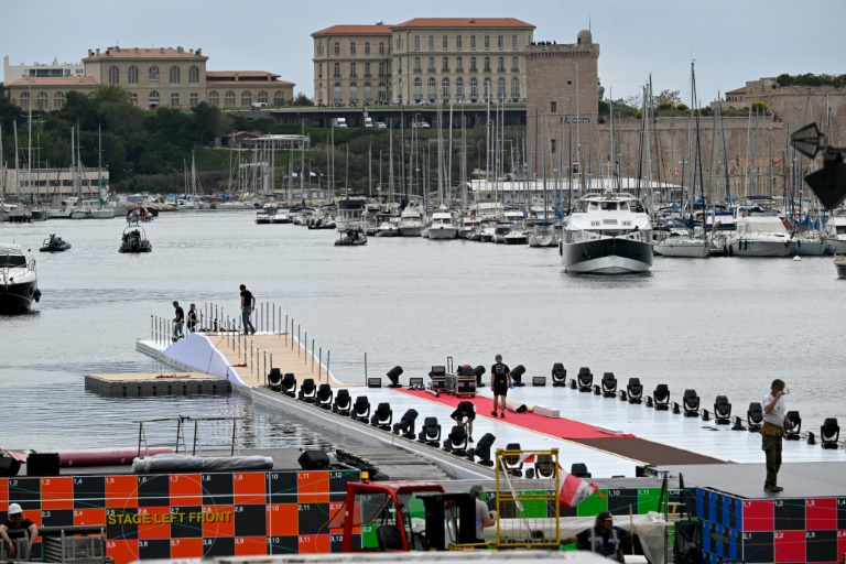 Installation de la jetée flottante au Vieux-Port, où le trois-mâts Belem accostera jeudi avec la flamme olympique, le 6 mai 2024 à Marseille