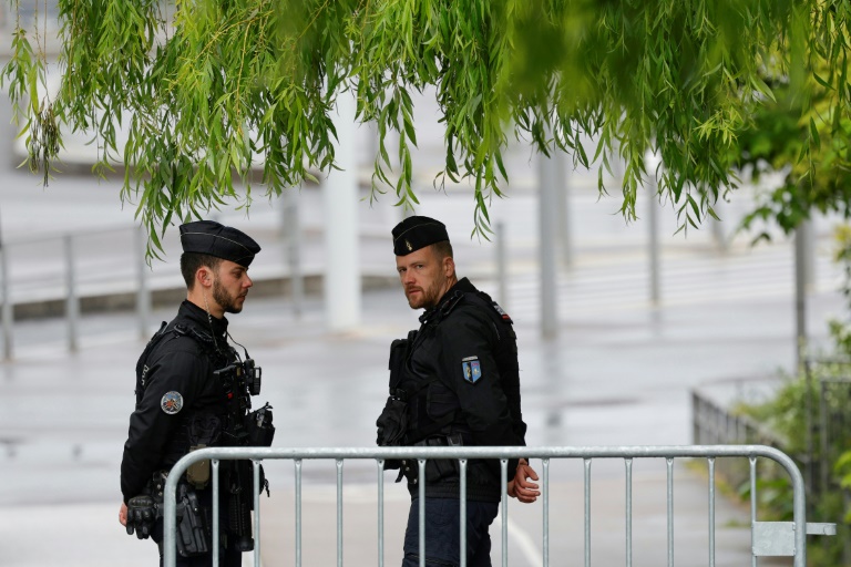 Des gendarmes sécurisent le 5 mai 2024 à Nanterre, dans les Hauts-de-Seine, l'accès au lieu de la reconstitution de la scène de la mort de Nahel